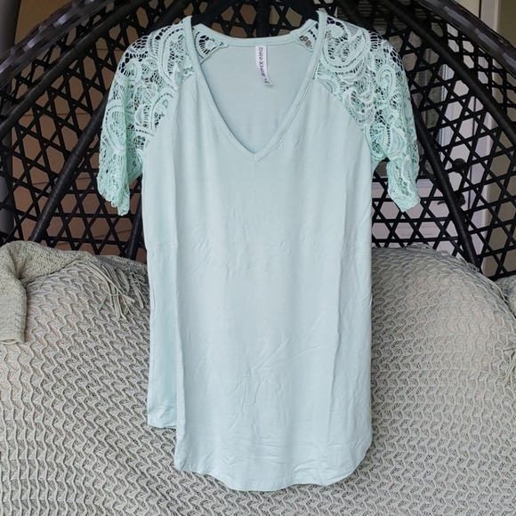 Brand new lace sleeved v-neck tunic - Picture 2 of 7